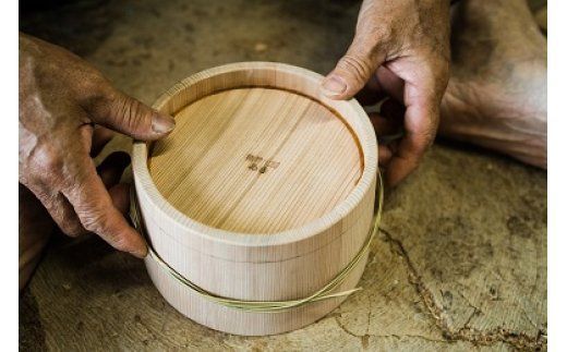 天然秋田杉 花手桶・柄杓 (竹タガ) 国産 職人手作り ひしゃく 天然木 木製 日本製 職人 手作り お墓参り用品 墓参用 お盆用品 お彼岸用|odwa-00012