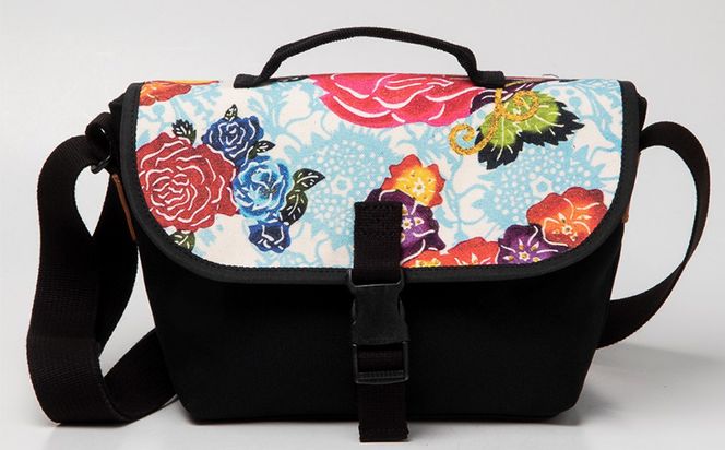 「琉球帆布」アートメッセンジャー / ブルー - 帆布 黒 ブラック 使いやすい バッグ 鞄 かばん 斜め掛け 琉球紅型 人気 紅型作家 RYUKA 新垣優香 おしゃれ ファッション ポイント 手づくり ハンドメイド 琉球帆布 手仕事 伝統技術 沖縄県 八重瀬町【価格改定】