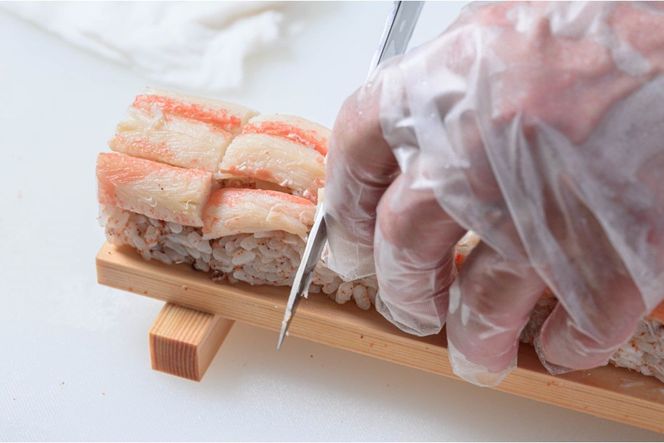 カニ屋が作る海シリーズ　恋蟹寿司 (こいずし)　3貫　甲羅の舞台　1セット UO01043