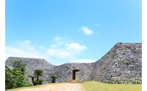 【観光ガイドと巡る】世界遺産「座喜味城跡」・やちむんの里