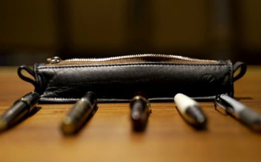 『暁』 AKATSUKI / エゾシカ革 ペンケース 黒 ( エゾシカ 鹿 革 鹿革 レザー シンプル 贅沢 金運 厄除け 縁起物 ペン入れ 筆箱 上質 プレゼント )【083-0005】