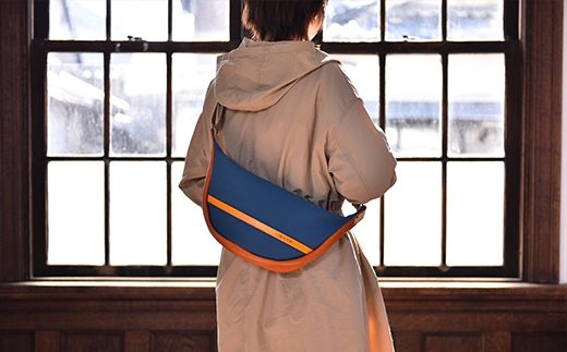 旅行にも普段使いにも最適　革と地産帆布で作ったボディバッグ　琵琶湖ブルー【CC21SM1】