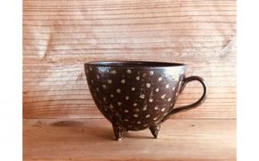 ＜南陶窯＞三つ足カフェオレボウル【ドット】 ☆ 読谷村 やちむん 陶器 焼き物 久場政一 沖縄 カップ 水玉 うちなーすぐりむん コップ 地場産品 手作り 人気商品 柄違い有 色違い有 ギフトに お祝いに オススメ 伝統工芸品
