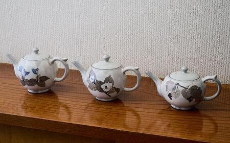 和紙染草花文ポット 【日の隈窯 和紙染 和紙 佐賀 陶器 粉引き 鉄絵 草花 窯元 陶芸作家 急須】(H025114)