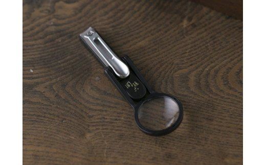 H7-137 ＜刀匠 ◇貝印 関孫六の伝統から生まれたツメキリ＞ ◇貝印 関孫六 ルーペ付きツメキリ大口径Ｍ ～ルーペ付きだから爪がしっかり見えて切りやすい 虫眼鏡 ルーペ 拡大 爪切り つめきり 黒～