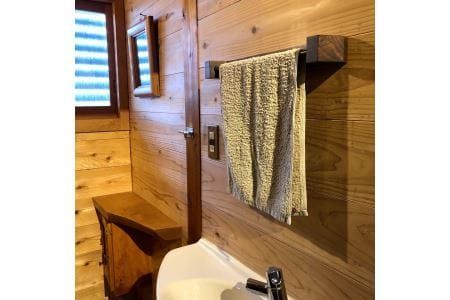 木の存在感がある「タオルかけ」（材料：職人おまかせ）【GOOD WOOD WORKS】_HA0431