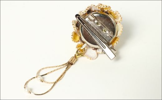 小花のブローチ！（イエロー）丹後ちりめんを使ったブローチです！　AM00294