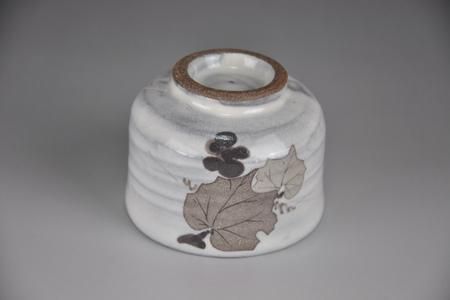 和紙染草花文ぐい呑 【日の隈窯 和紙染 神埼市 和紙 佐賀 陶器 粉引き 鉄絵 草花 窯元 陶芸作家】(H025107)