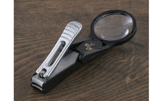 H7-137 ＜刀匠 ◇貝印 関孫六の伝統から生まれたツメキリ＞ ◇貝印 関孫六 ルーペ付きツメキリ大口径Ｍ ～ルーペ付きだから爪がしっかり見えて切りやすい 虫眼鏡 ルーペ 拡大 爪切り つめきり 黒～