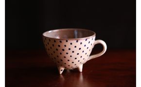 ＜南陶窯＞三つ足カフェオレボウル【青・ドット】 ☆ 読谷村 やちむん 陶器 焼き物 コップ 沖縄 柄違い有 コバルト うちなーすぐりむん カワイイ 久場政一 手作り 人気商品 ぽってり プレゼントに 伝統工芸品 お祝いに オススメ