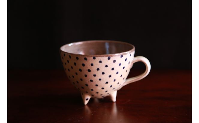 ＜南陶窯＞三つ足カフェオレボウル【青・ドット】 ☆ 読谷村 やちむん 陶器 焼き物 コップ 沖縄 柄違い有 コバルト うちなーすぐりむん カワイイ 久場政一 手作り 人気商品 ぽってり プレゼントに 伝統工芸品 お祝いに オススメ