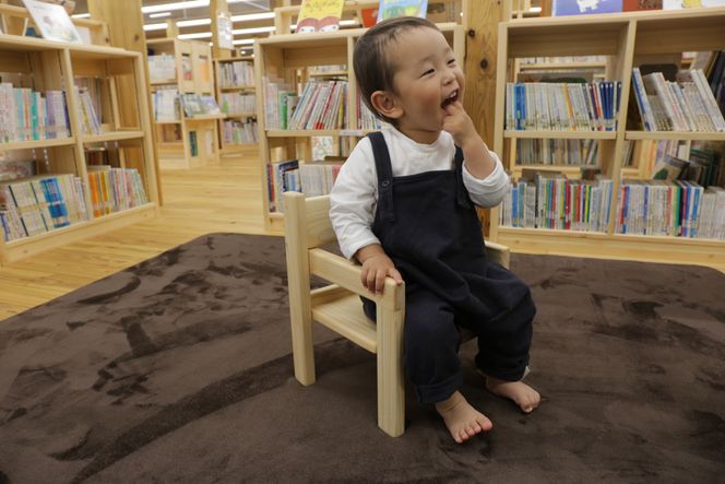 【国産ヒノキ・無垢の木】ヒノキのいす(ひじ掛けあり)_0歳児向け N-mp-A02A