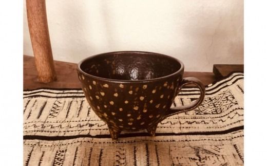 ＜南陶窯＞三つ足カフェオレボウル【ドット】 ☆ 読谷村 やちむん 陶器 焼き物 久場政一 沖縄 カップ 水玉 うちなーすぐりむん コップ 地場産品 手作り 人気商品 柄違い有 色違い有 ギフトに お祝いに オススメ 伝統工芸品