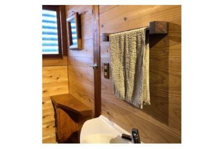 木の存在感がある｢タオルかけ｣(ウォルナット)【GOODWOODWORKS】_HA0414