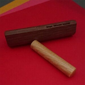 ＜楽器職人が作る＞ブラックウオールナット印鑑ケースと＜京印章制作士が彫る＞楓（メイプル）銀行印12ミリ丸≪ハンコ 判子 はんこ 印鑑 工芸 オーダーメイド ハンドメイド 手作り こだわり 成人式 就職祝 結婚祝 出産祝 入学祝 卒業祝≫