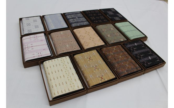 伝統工芸＜読谷山花織＞名刺入れ 〇 花柄 手作り ロマン 織物 温かさ 上品 花紋様 １点物 技術 扇花 風車花 子孫繁栄 琉球王朝時代 王族 可憐 幾何学模様 琉球藍 福木 銭花