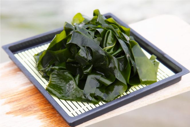 三陸産 塩蔵 わかめ 1kg×2袋 & 茎わかめ 500g×2袋 [さんりくみらい 宮城県 気仙沼市 20564806] 三陸 海産 海産物 詰め合わせ 三陸産わかめ 塩蔵わかめ ワカメ 若芽