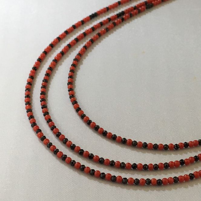 赤珊瑚とオニキス３連ネックレス　kn010