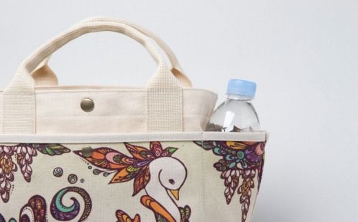 「琉球帆布」お散歩バッグ （POKKE104デイゴの髪飾り） - 帆布 布 トート トートバッグ 人気 アーティスト イラストレーター Pokke104 池城由紀乃 おしゃれ レディース ファッション お出かけ かばん 鞄 手仕事 手づくり ハンドメイド 琉球帆布 伝統技術 沖縄県 八重瀬町【価格改定】