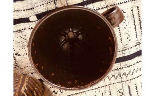 ＜南陶窯＞三つ足カフェオレボウル【灰釉・線紋】 〇 読谷村 うつわ 陶器 焼き物 久場政一 沖縄 やちむん 茶系 うちなーすぐりむん コップ 地場産品 手作り 人気商品 柄違い ペア ギフトに お祝いに オススメ 伝統工芸品