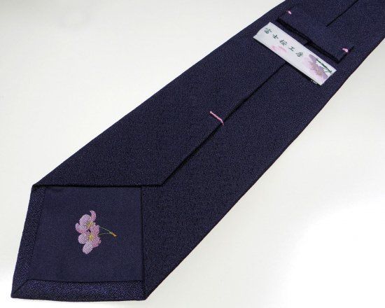 郡内織物「富士桜工房」シルクネクタイ『燻』梨地無地 勝色 FAA1050