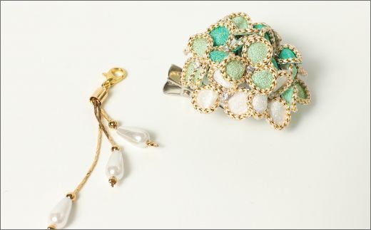 小花のブローチ！（イエロー）丹後ちりめんを使ったブローチです！　AM00294