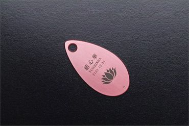 遺灰入れカード型ケース　結心華　しずくタイプ　アルミ製　色：ピンク（カラーアルマイト）