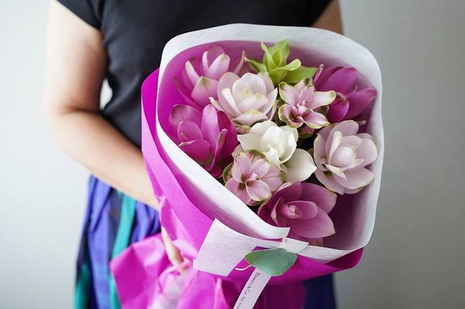 【夏限定】花もち抜群！碧南市産「クルクマ」 カラフルブーケ 10本をかわいく花束にしてお届け H174-001
