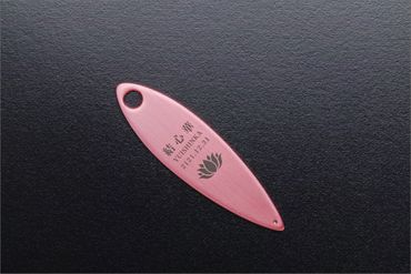 遺灰入れカード型ケース　結心華　葉っぱタイプ　アルミ製　色：ピンク（カラーアルマイト）