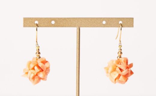 ピンクサンゴのデザインピアス［K18アメリカンピアス］_kn050