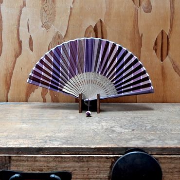 【杉山江見堂】途絶えた伝統復活「甲斐絹扇子」紫縞