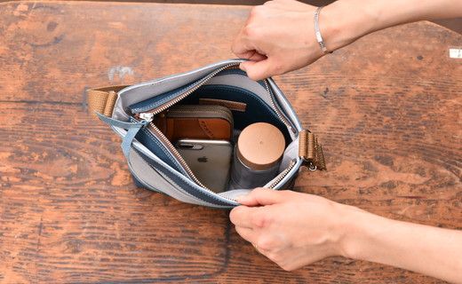 岡喜近江牛レザーと帆布のタテ型ショルダーバッグ グレー/琵琶湖
