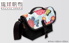 「琉球帆布」アートメッセンジャー / ブルー - 帆布 黒 ブラック 使いやすい バッグ 鞄 かばん 斜め掛け 琉球紅型 人気 紅型作家 RYUKA 新垣優香 おしゃれ ファッション ポイント 手づくり ハンドメイド 琉球帆布 手仕事 伝統技術 沖縄県 八重瀬町【価格改定】
