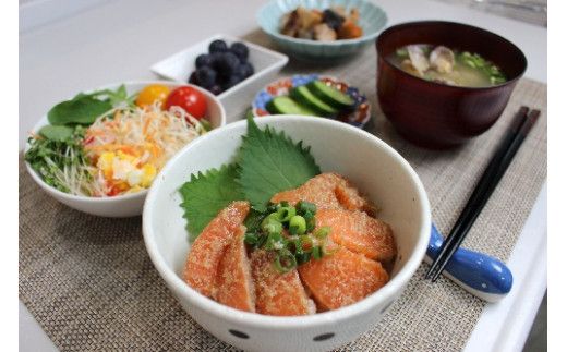 トラウトサーモンの漬け丼の具（しょうゆ100g×3・ごま100g×3）セット【0tsuchi00387】