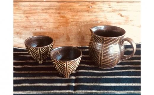 ＜南陶窯＞ピッチャー&四つ足カップ（ミニ２個）セット【灰釉・線紋】 ☆ やちむん 久場政一 読谷村 沖縄 エスニックテイスト セット