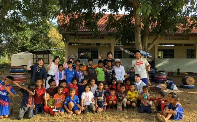 京丹後の絹糸ミサンガとイヤリングのセット【全ての子どもたちに教育の機会を!!】 京丹後の絹糸を使ってカンボジアの女性達が作ったミサンガとイヤリングのセット　EG00007