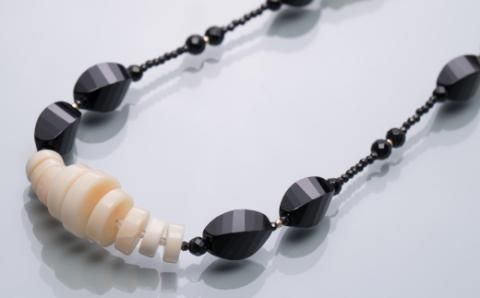 白サンゴ・オニキスのデザインネックレス【ロング】 [kn066]