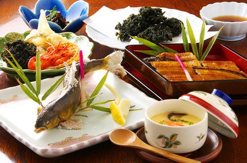 R5-129．新ロイヤルホテル四万十に泊まる朝夕食付きプラン（3名1室）