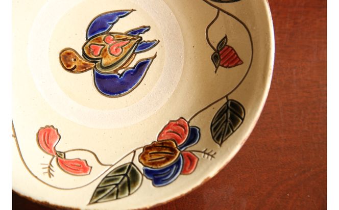 陶芸工房ふじ】7寸皿（ハイビスカスとカメ）重ね焼き（沖縄県
