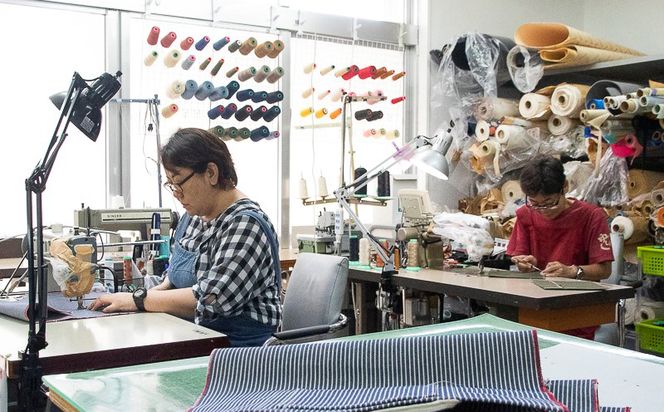 「琉球帆布」ツートンメッセンジャーS / ベージュ - 帆布 使いやすい バッグ 鞄 かばん 斜め掛け おしゃれ ファッション ポイント 手づくり ハンドメイド 琉球帆布 手仕事 伝統技術 沖縄県 八重瀬町【価格改定】