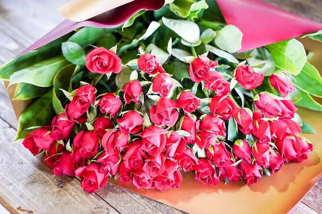 【圧巻の50本】真っ赤なバラの花束 H092-048