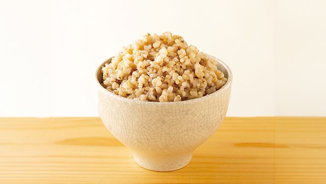 【 国産 玄米 】すぐに食べられるもち麦入り 玄米 ごはん （ 200g × 3パック ） お米と暮らし すぐに食べられる 玄米 ごはん 国産 玄米 レトルトパック 常温 保存品 もち麦 レンチン レンジ [EB02-NT]