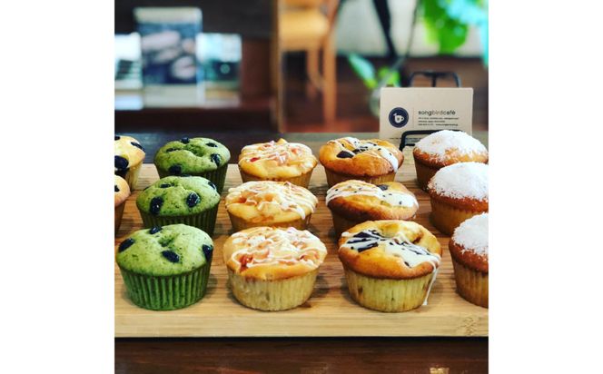 ＜songbird cafe＞マフィン１２個セット 〇 焼き菓子 読谷村 沖縄 小麦粉使用 カフェ 季節のオススメ スイーツ 地場産品 詰め合わせ お楽しみ 焼き立て チルド配送 人気商品 手作り ナッツ使用 バター使用 卵使用