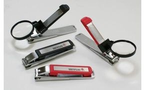 H11-07 関兼常 大きなレンズ付 ルーペ付きツメキリ【赤黒】ペアセット（KC-053） ～爪先が見えやすい 拡大 ルーペ 虫眼鏡 爪切り つめきり 足爪 2個 関の刃物～