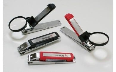 H11-07 関兼常 大きなレンズ付 ルーペ付きツメキリ【赤黒】ペアセット（KC-053） ～爪先が見えやすい 拡大 ルーペ 虫眼鏡 爪切り つめきり 足爪 2個 関の刃物～