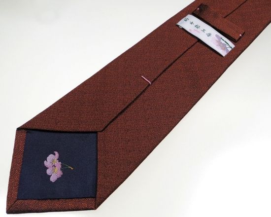 郡内織物「富士桜工房」シルクネクタイ『燻』梨地無地 柿渋色 FAA1044