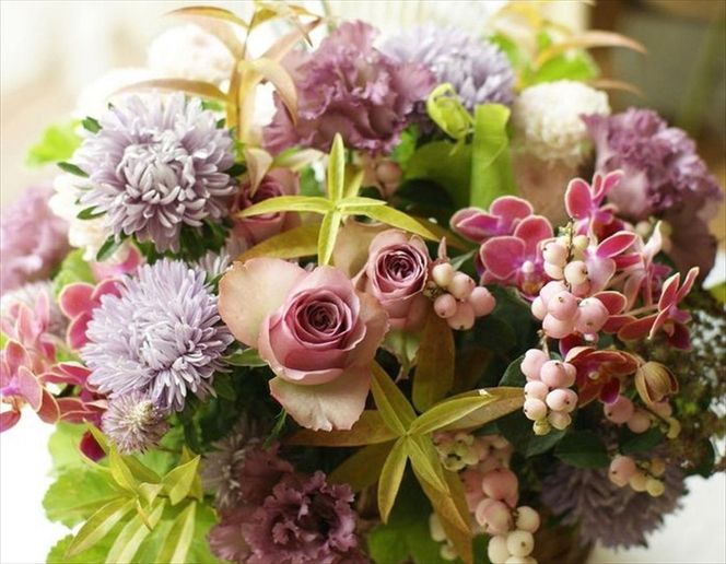 159-2039-10　【アレンジメント定期便】＜4ヶ月連続で毎月お届け（全4回プラン）＞ 旬のお花と 季節のグリーン、実物や枝物等を合わせてご用意いたします。 花色はお任せいただきます。【 生花 アレンジメント 神奈川県 大磯町 】