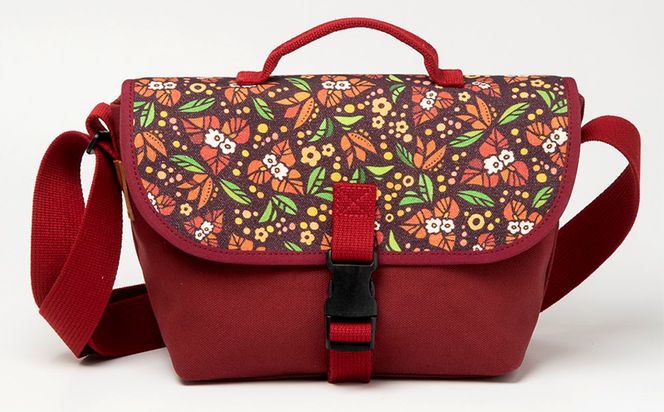 「琉球帆布」アートメッセンジャー / ブーゲンビリア - 帆布 赤 レッド 使いやすい バッグ 鞄 かばん 斜め掛け 人気 アーティスト イラストレーター Pokke104 池城由紀乃 おしゃれ ファッション ポイント 手づくり ハンドメイド 琉球帆布 手仕事 伝統技術 沖縄県 八重瀬町【価格改定】