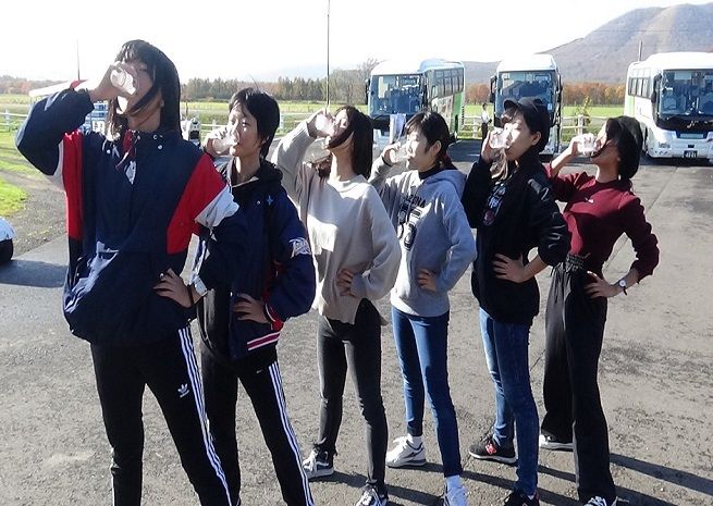 221.乳しぼり・牛乳試飲・バター作り・アイスクリーム作り・トラクター周遊・牛のエサやり体験コース（９０分）