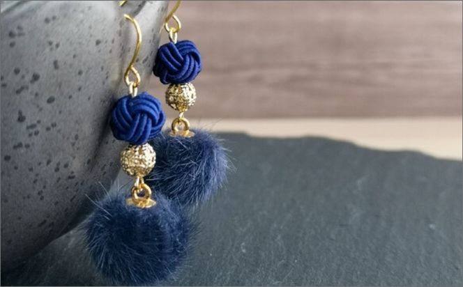 藍色(ネイビー)*水引ピアス/玉結びとフェイクファーのピアス 藍色(ネイビー)*水引ピアス/玉結びとフェイクファーのピアス